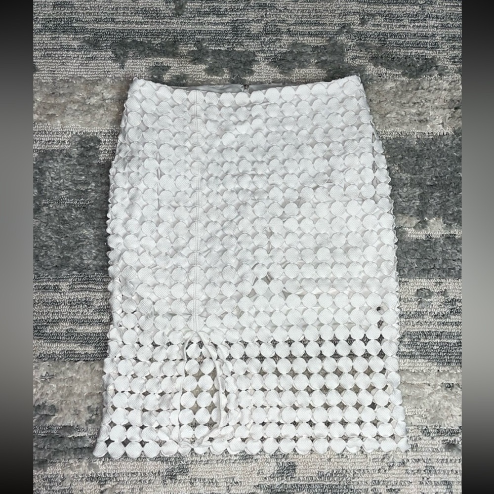Stunning White House Black Market Skirt 
Circle pattern design - Size 6